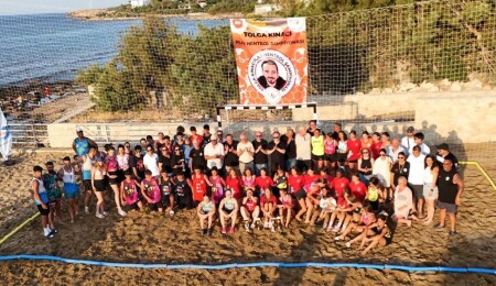 Öztürkler, Tolga Kınacı anısına düzenlenen turnuvanın ödül törenine katıldı