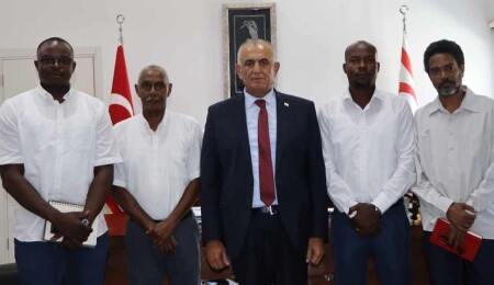 Çavuşoğlu, Kuzey Kıbrıs Sudan Topluluğu Derneği’ni kabul etti