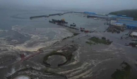 8,8'lik depremin ardından Severo-Kurilsk kentinin bir kısmı sular altında kaldı