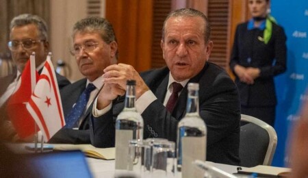 Üstel ile Ataoğlu Londra'da: Rum tarafı, Güney'den Kuzey'e geçen turistlere baskı yapıyor