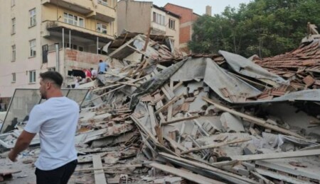 Bakan Yerlikaya: Depremde yıkılan binadaki 2 vatandaş kurtarıldı