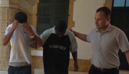 Ülkede 830 ve 494 gün boyunca ikamet izinsiz kaldılar: 8 gün daha tutuklu kalacaklar