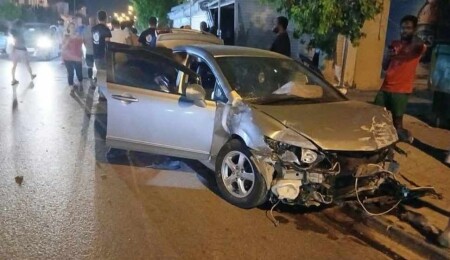 Lefkoşa’da kontrolden çıkan araç çöp bidonuna, kapıya, direğe ve dükkân kepenklerine çarptı