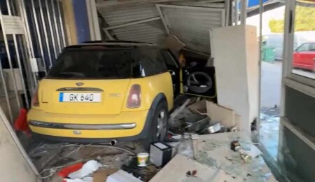 Güzelyurt'ta kaza: Araç elektrik direğini devirdi, iki işletmeyi darmadağın etti!