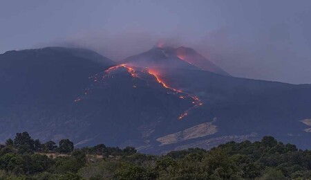 Etna Yanardağı’nda patlama ve lav akışı sürüyor