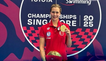 Türkiye Milli para yüzücü Defne Kurt, Dünya Şampiyonası'nda rekor kırarak altın madalya kazandı