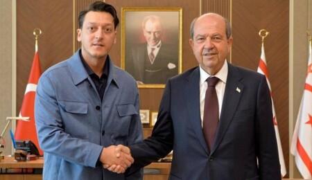 Eski futbolcu Mesut Özil Cumhurbaşkanı Tatar’ı ziyaret etti
