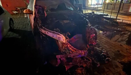 Girne’deki bir oto galeride iki araç kundaklandı, 18 ve 19 yaşındaki 4 kişi tutuklandı!