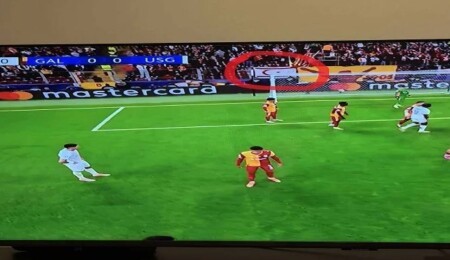 Galatasaray taraftarları Belçika ekibi USG ile oynanan Şampiyonlar Ligi’nde KKTC bayrağı açtı