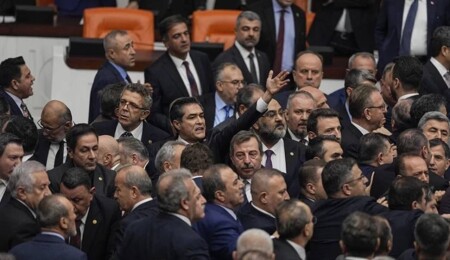 TBMM'de gergin anlar! Milletvekilleri yumruk yumruğa kavga etti