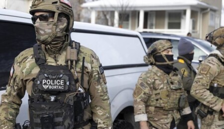 WSJ, ABD'de bir kadını öldüren ICE polislerinin sivil araca ateş açtığı 13 olay tespit etti