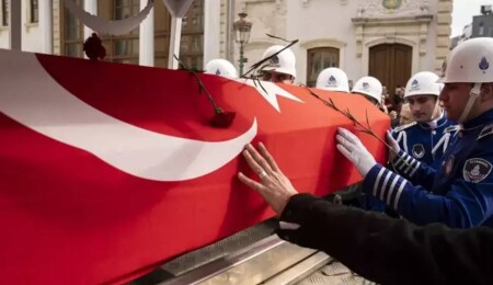 Türk tiyatrosunun usta ismi Haldun Dormen son yolculuğuna uğurlandı