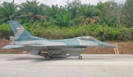 Endonezya otoyolları savaş uçakları için piste dönüştürüyor