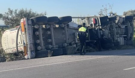 Beton mikseri devrildi: Bir kişi yaralandı