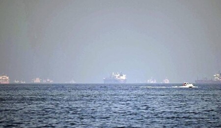 Hürmüz Boğazı'nda bir konteyner gemisinin "bilinmeyen" bir cisimden hasar gördüğü bildirildi