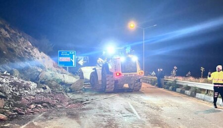 Girne'de yola düşen kaya parçaları temizlendi