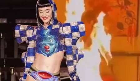 Katy Perry klip çekiminde alevler içinde kaldı! Kıyafeti bir anda tutuştu