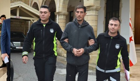 Ev arkadaşının tabletini çalıp satmakla itham edildi!