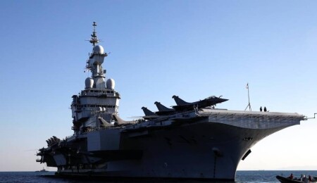 Fransız donanmasına ait uçak gemisi "Charles de Gaulle" Girit'teki Suda Üssü'nde
