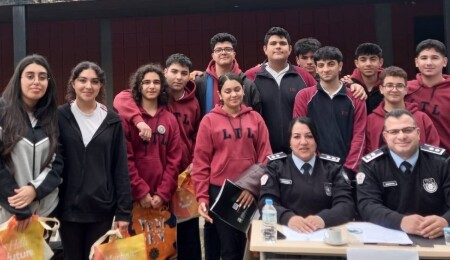 Polis, kariyer gününde Lefkoşa Türk Lisesi öğrencileri ile buluştu