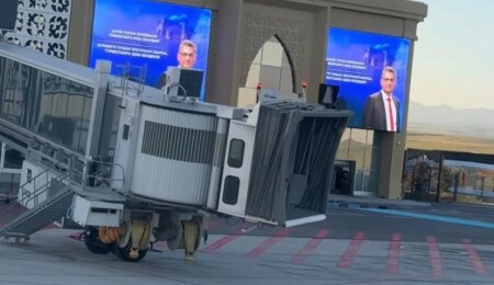 Erhürman’ın fotoğrafı Kazakistan Havaalanı'nda: Türkistan’a hoş geldiniz Sayın Tufan Erhürman