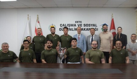 Hasipoğlu, Vakıflar Tekerlekli Sandalye Basketbol Takımı'nı kabul etti: Azim ve dayanışma vurgusu yapıldı