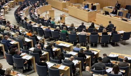 İsveç Parlamentosu, sığınmacılar için kalıcı oturum iznini kaldıran yasa tasarısını kabul etti