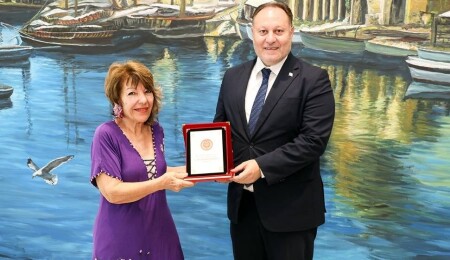 Öztürkler'den ressam Güray Altun'a teşekkür plaketi