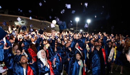 DAÜ'de mezuniyet coşkusu: 80 bin mezun eşiği aşıldı