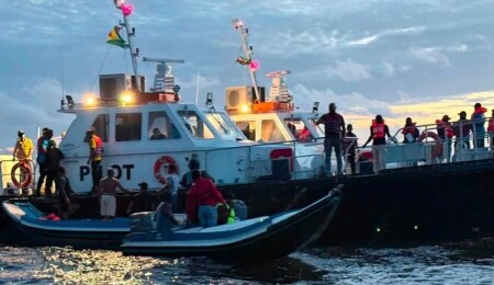 Guyana açıklarında 116 yolcuyu taşıyan feribot alabora oldu