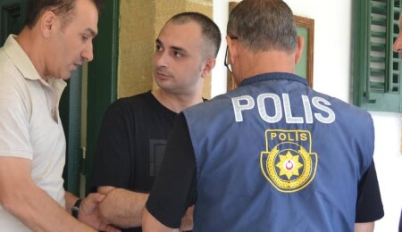 Annesinin odasına giren priz tamircisini bıçaklayıp kafa attı: 1 yıl 6 ay hapis