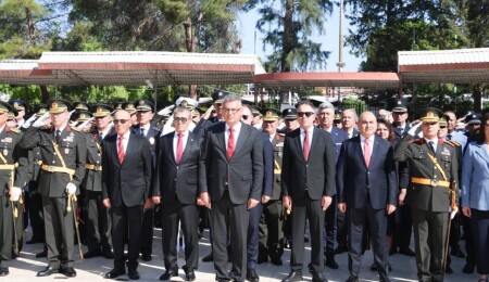 30 Ağustos Zafer Bayramı dolayısıyla Atatürk Anıtı'nda tören düzenlendi: Anıt Özel Defteri imzalandı