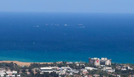 CANLI- Girne açıklarında katamaran tipi yolcu gemisi alabora oldu: Arama kurtarma ekipleri yolcuları tahliye ediyor
