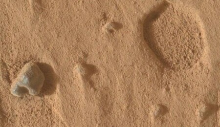 NASA Mars'ta gizemli delikler buldu