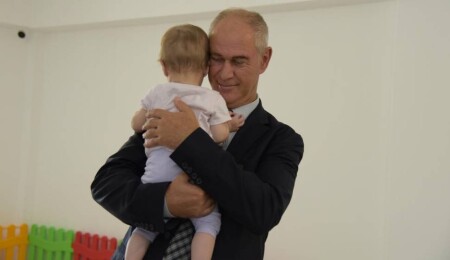 Hasipoğlu, omuriliğinde kırık olan ve beyin kanaması geçiren ikizleri ziyaret etti: Güvence altındalar