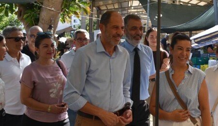 Özersay, Girne Açık Pazarında esnaf ve vatandaşla bir araya geldi