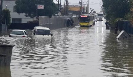 İstanbul'u sağanak ve fırtına vurdu: Yollar göle döndü, bir kişi suya kapıldı