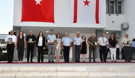 Emekliye ayrılan ve meslekte 30 hizmet yılını tamamlayan personele plaketleri takdim edildi