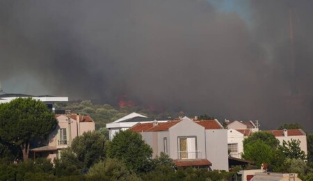 İzmir'in Çeşme ilçesinde çıkan orman yangınına müdahale sürüyor
