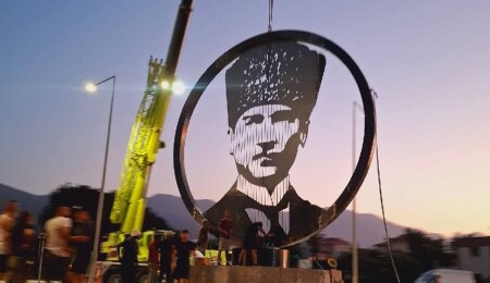 8 metre çapındaki ve yaklaşık 7 ton ağırlığındaki Atatürk Silüeti Alsancak’ta yerini aldı
