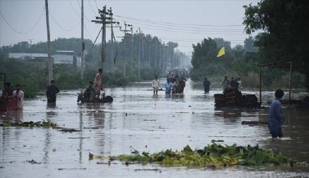Pakistan'da şiddetli yağışların yol açtığı sellerde tahliye çalışmaları zorlu şartlarda sürüyor