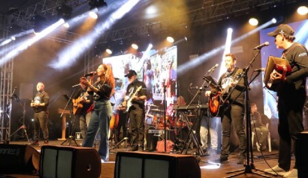Retro Çalgıcıları, Gazipaşa 15. Çekirdeksiz Nar ve Tropikal Meyve Festivali’nde konser verdi