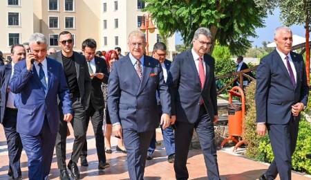 Bakanlardan Kıbrıs İlim Üniversitesi'ne ziyaret: Üniversite birincisi Aysel Sultani'ye ödül takdim edildi