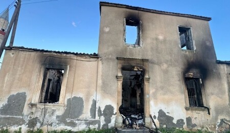 Meriç'te kullanılmayan kerpiç evde yangın çıktı