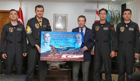 Tahsin Ertuğruloğlu, SOLOTÜRK pilotlarını kabul etti
