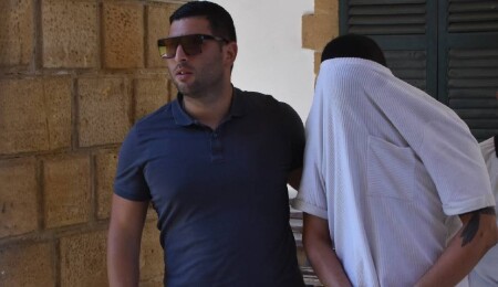 Kendisine yardım eden kadını yumrukladı