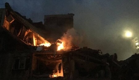 İsrail'in, İran'daki sembol yapıları vurarak "savaşı bitirin yoksa rejim devrilecek" mesajı verdiği iddiası