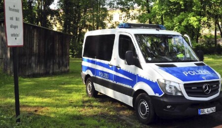 Almanya'da bir kadın, saldırdığı kız çocuklarından birinin başörtüsünü zorla çıkardı