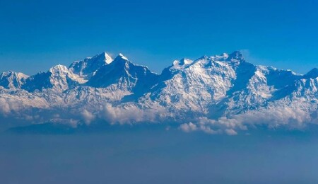 Everest Dağı'nda kar fırtınası nedeniyle mahsur kalan yüzlerce kişi için kurtarma çalışmaları sürüyor