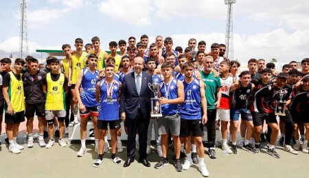 Cumhurbaşkanı Ersin Tatar, Liseli Gençler Atletizm Finalleri’nde kupa takdimi yaptı